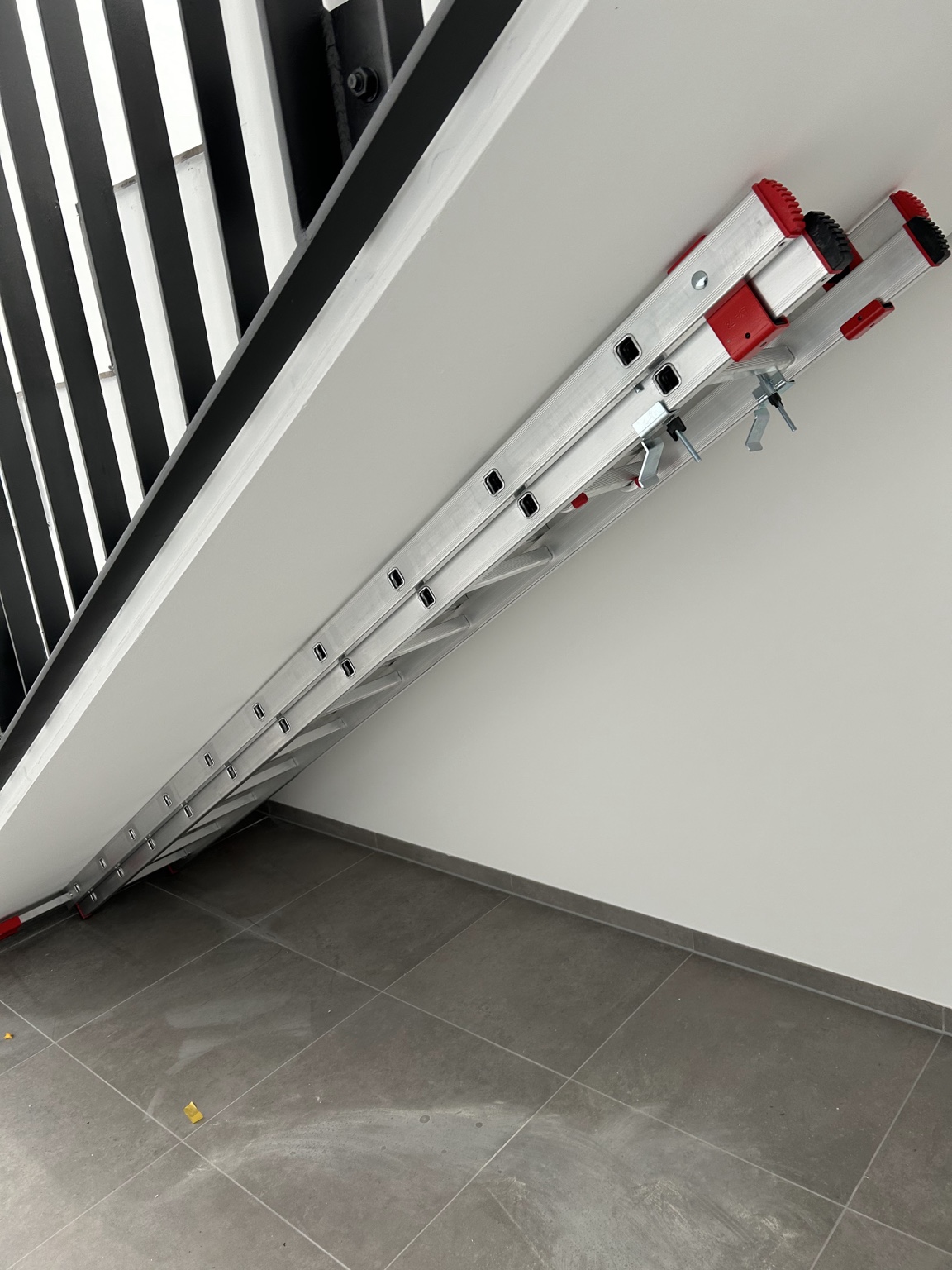 Leiterhalterung unter Betontreppe